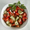 Ensalada de tomate y pepino con menta y perejil