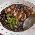 FRIJOLES NEGROS CON CHIPIRONES
