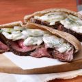 Carne asada con ensalada Tzatziki
