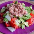Ensalada de aguacates, tomates y atún