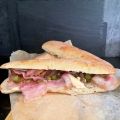 Bocadillo de Panceta, Pepinillos con Mayonesa[...]