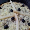 Pizza de verduras con espárragos y aceitunas[...]