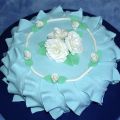 TARTA AZUL DE VOLANTES Y ROSAS