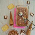 Helado de chocolate con galletas saladas