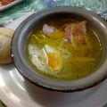 Caldo oriental y pan al vapor