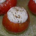 Tomates rellenos de queso fresco batido
