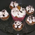Cupcakes de brownie con nata montada y sirope[...]
