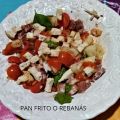 ENSALADA DE TOMATE, ALBAHACA, JAMÓN Y COSTRONES[...]