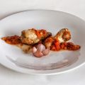 Alitas de pollo con salsa de tomate y rabanitos.
