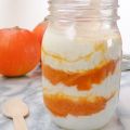 Parfait de yogur y pastel de calabaza