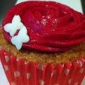 Cupcakes de bizcocho relleno de frambuesas y[...]