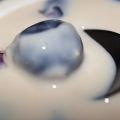 Crema ligera y cerezas