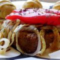 Hamburguesas veganas con aros de cebolla y[...]