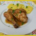 MUSLOS DE POLLO CON SALSA AL AJILLO Y PATATAS[...]