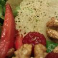 Ensalada con frutas y galletas de parmesano