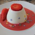 Pannacota con coulis de fresas.