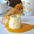 Panna cotta con salsa de melocotón y jengifre[...]