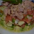 Ensalada de aguacate, tomate y atún