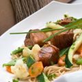 Salmón con hortalizas y fideos al wok
