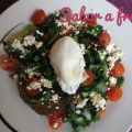 Tostada de col rizada (kale) y huevo escalfado