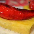 Montadito de tortilla con pimiento rojo
