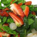 Ensalada de espinacas con fresas y cebollitas