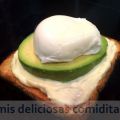 TOSTA DE AGUACATE CON HUEVO POCHE
