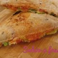 Sandwich caliente de aguacate y tomate