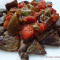 Hígado de cordero con tomate y pimientos fritos