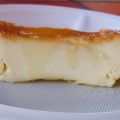 Pastel de queso y caramelo líquido en[...]