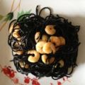 Espaguetis negros con langostinos al ajillo .