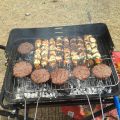 HAMBURGUESAS CON VERDURAS Y BROCHETAS DE POLLO