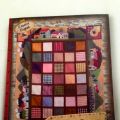 Un quilt de patchwork con crochet
