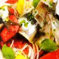 Ensalada fresca de tomates, hojas y sardinas