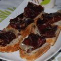 Tostas de raviolis de cecina con queso y frutos[...]
