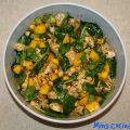 Ensalada de pollo y mango con espinacas y[...]