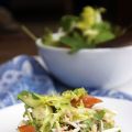 ensalada de gulas , gambas y salmón