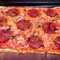 Pizza de salami y albahaca