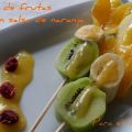 Brochetas de frutas con salsa de naranja