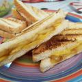 Sandwich de Manzana Caramelizada y Queso Fundido