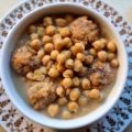 Garbanzos con albóndigas de bacalao y picada