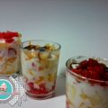 Vasos de yogur y rica fruta.