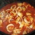Calamares con tomate y cebolla