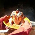 Pollo asado en plato de barro asapollos