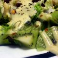Ensalada con kiwi y salsa de cúrcuma picante
