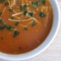 Sopa de fideos fritos con tomate
