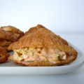 Croissants rellenos de ensalada de marisco
