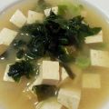 Sopa de soja fermentada con tofu y algas wakame