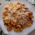 Tortellini en salsa de tomate y champiñones