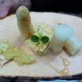 Espárragos asados con foie y manzana